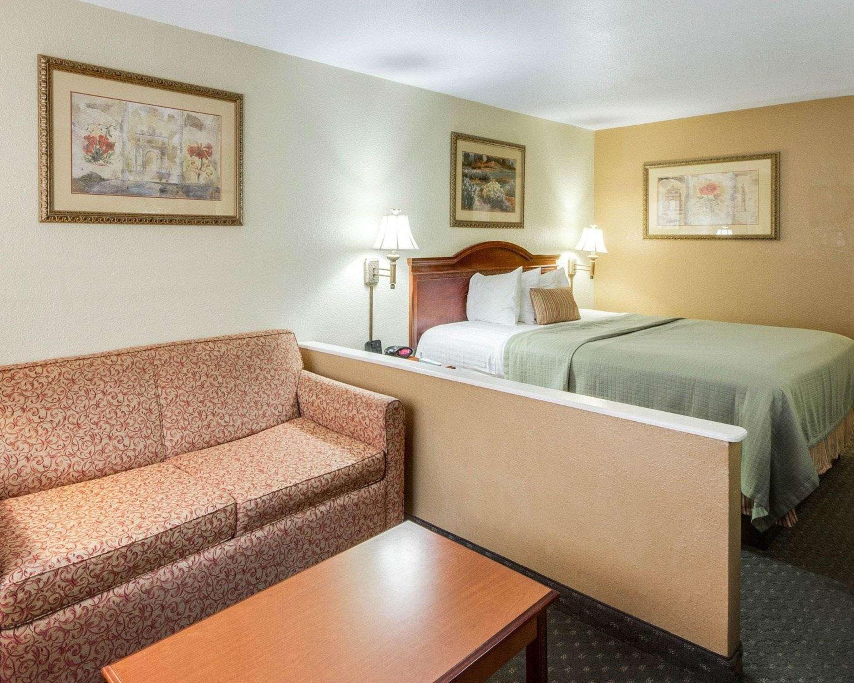 Econo Lodge Inn & Suites Eagle Pass Exteriör bild