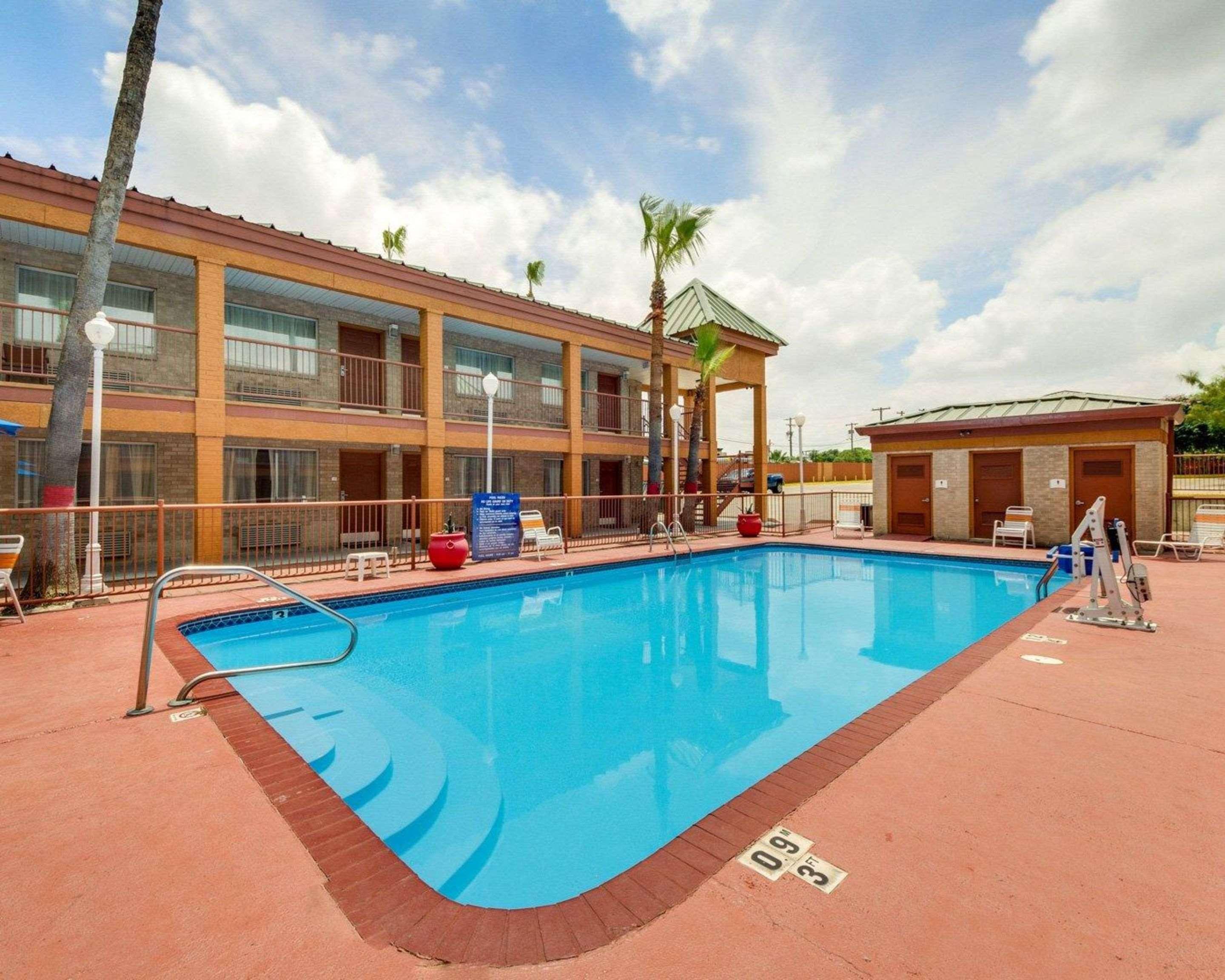 Econo Lodge Inn & Suites Eagle Pass Exteriör bild