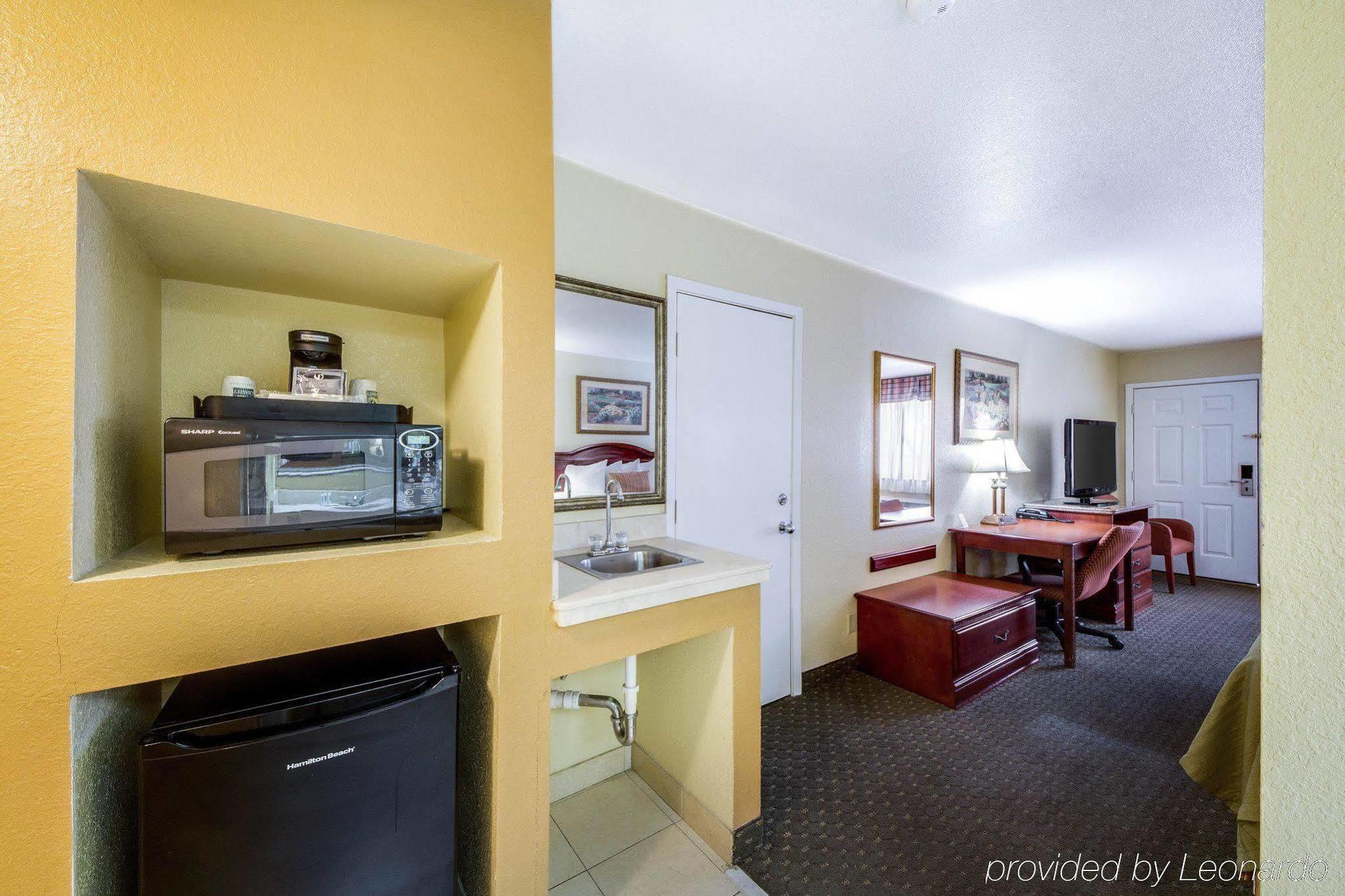 Econo Lodge Inn & Suites Eagle Pass Exteriör bild