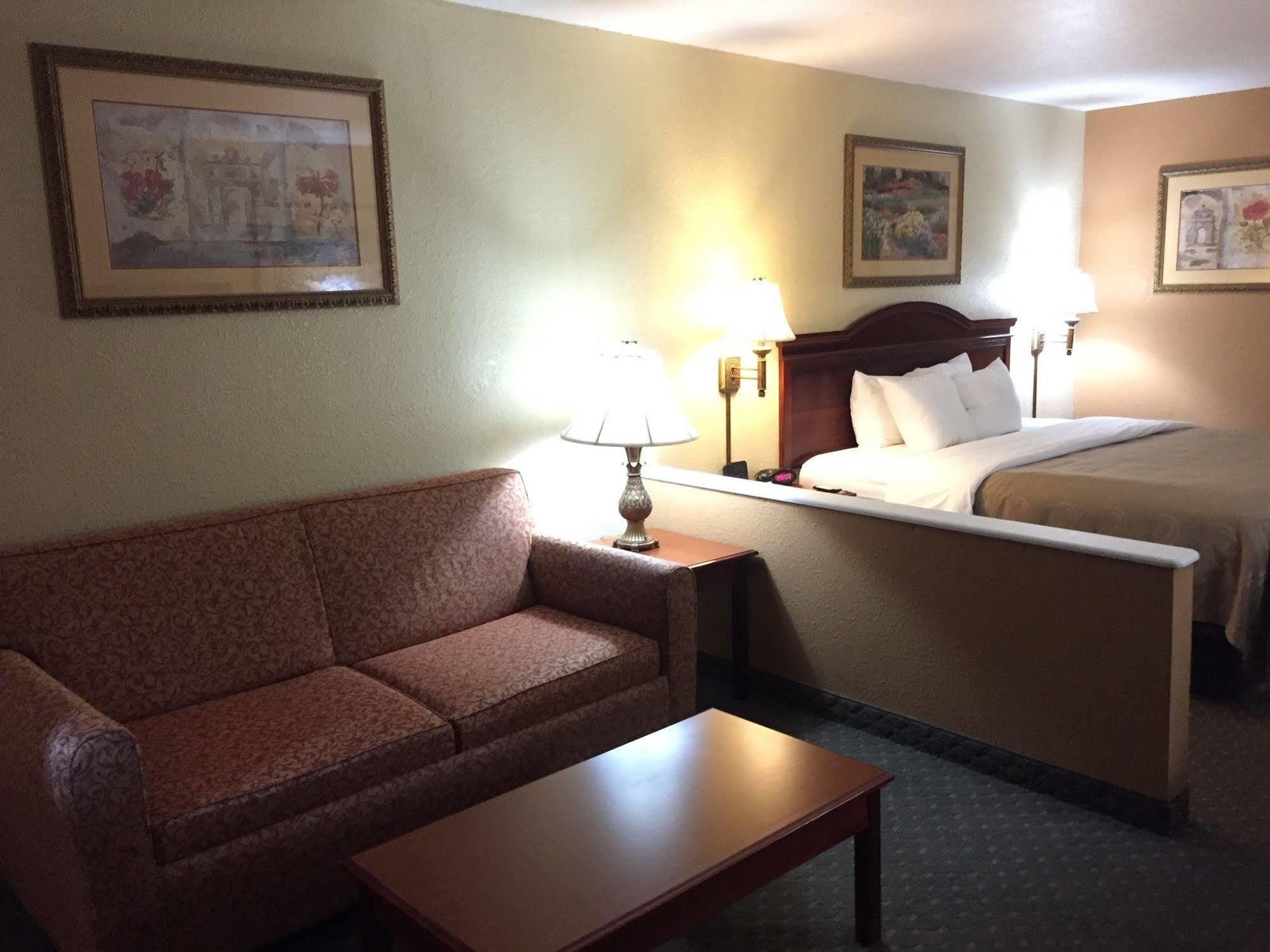Econo Lodge Inn & Suites Eagle Pass Exteriör bild