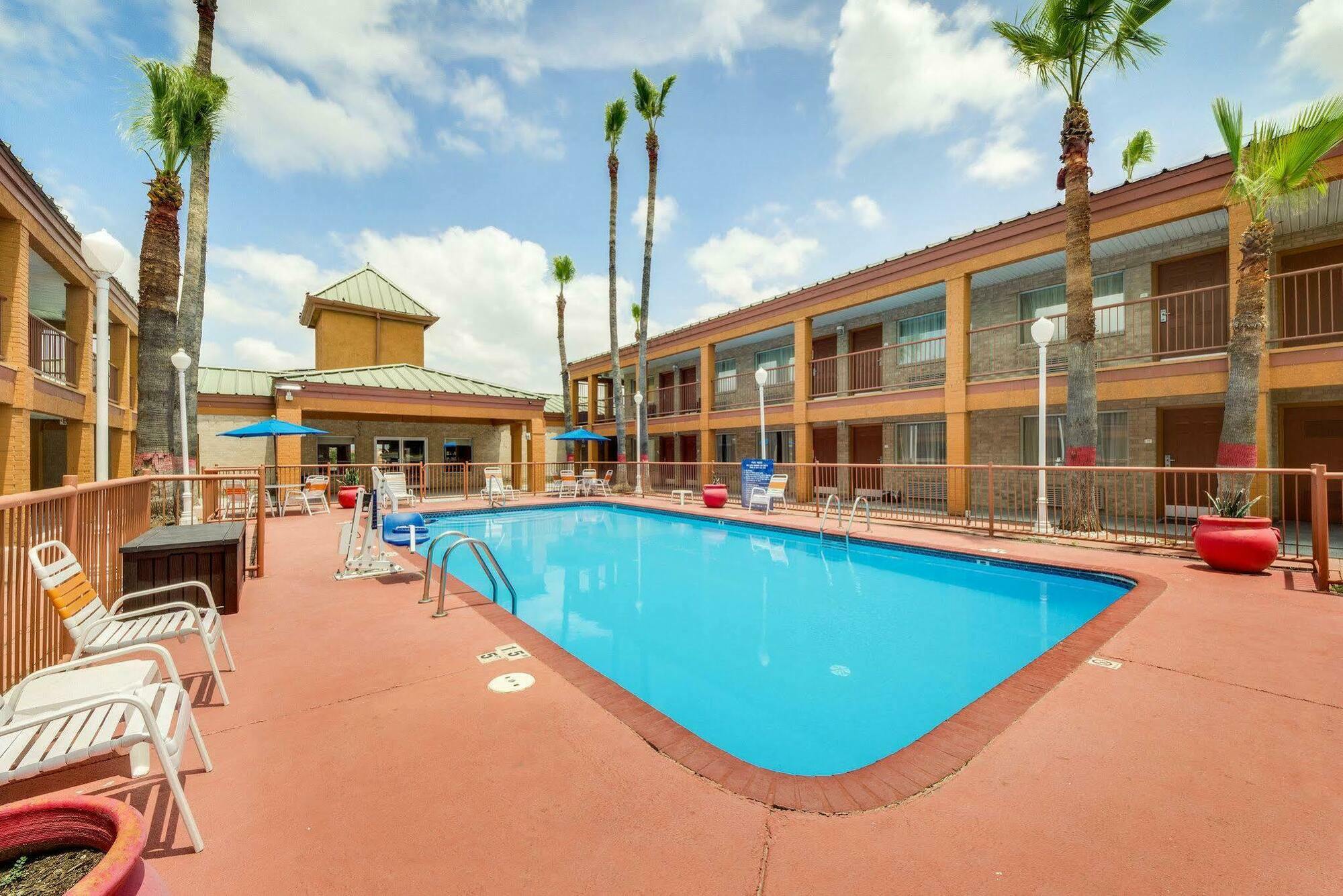 Econo Lodge Inn & Suites Eagle Pass Exteriör bild